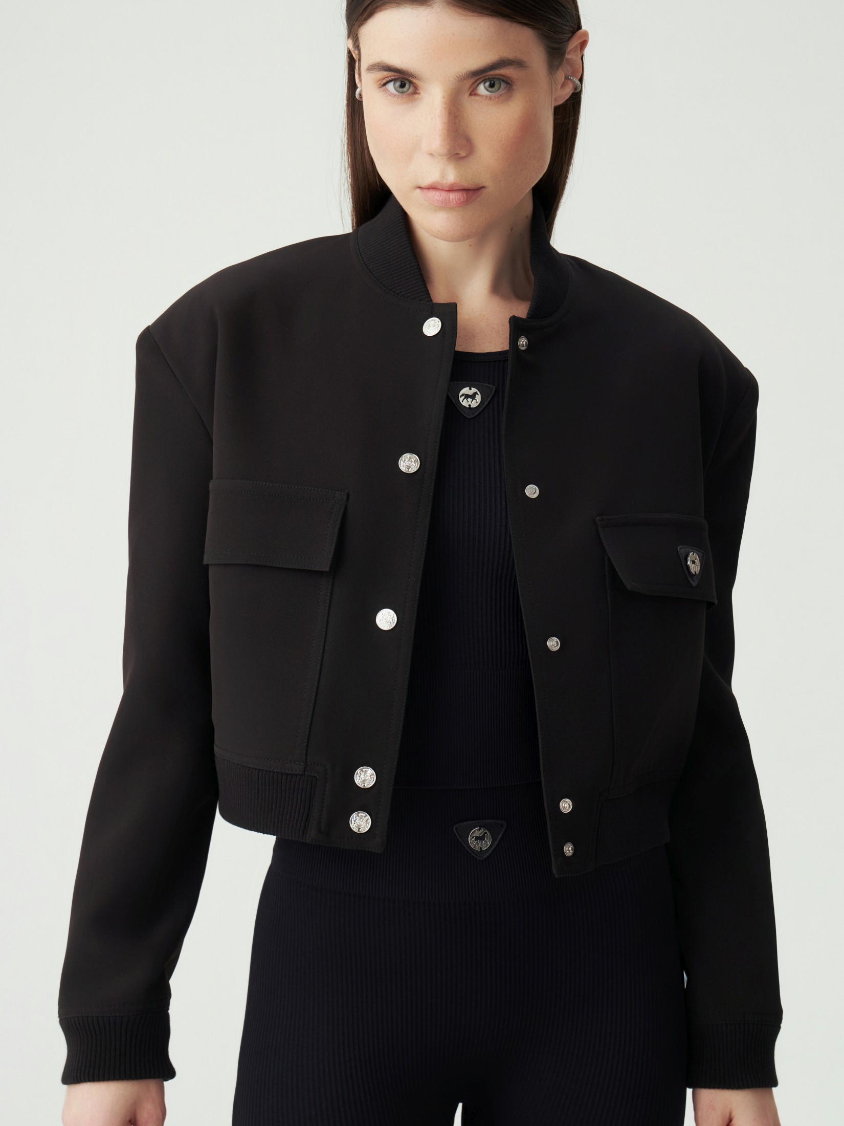 цена Куртка женская черная